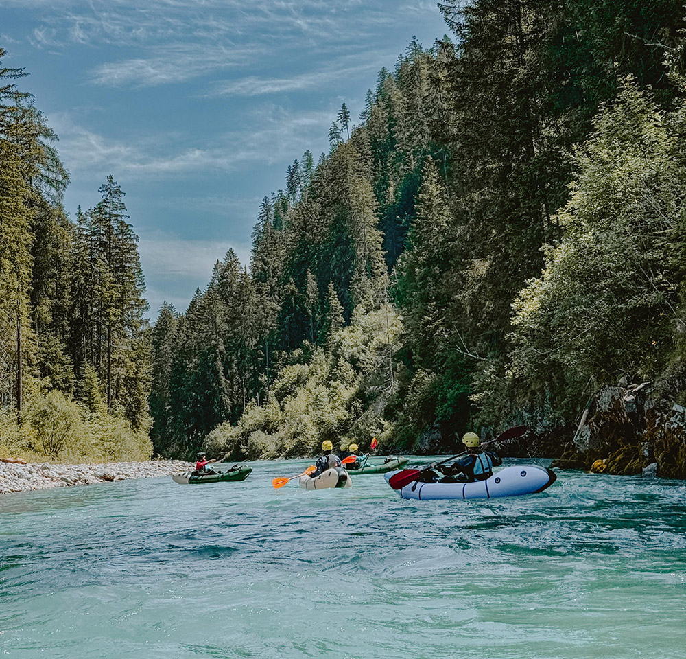 Pagaie di packrafters sul fiume Lech nella Valle del Lech, Austria Percorso di packraft di 5 giorni