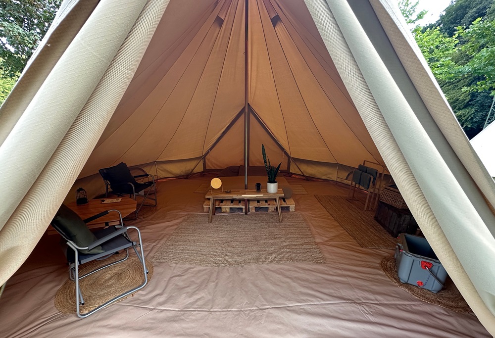 Sistemazione in tenda glamping durante un percorso di packrafting in Germania