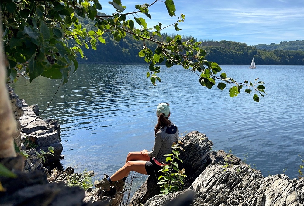 Vista sul lago Rursee durante un'avventura di packrafting in Germania